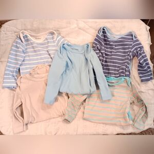 5 Pre-owned Hanes multi-color blue long sleeve onesie for baby boys. Size: 0-6M